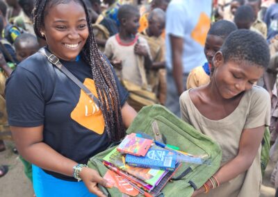 Distribution de kits scolaires à Agodjololo, Djérégou, Anima/A et Anima/B